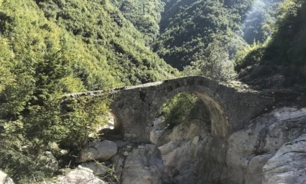 turista austriaco intrappolato sulla montagna di Kruja, polizia reagisce