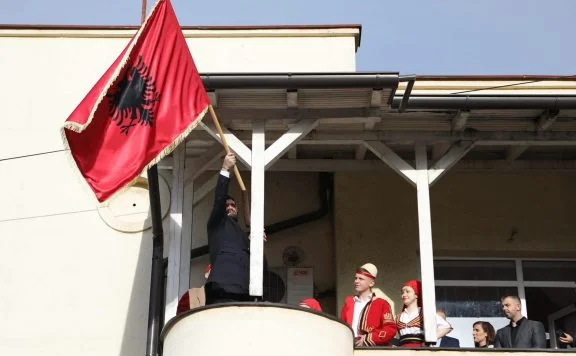 Mustaf condamné par la Serbie pour avoir levé le drapeau albanais dans la vallée de Presevo
