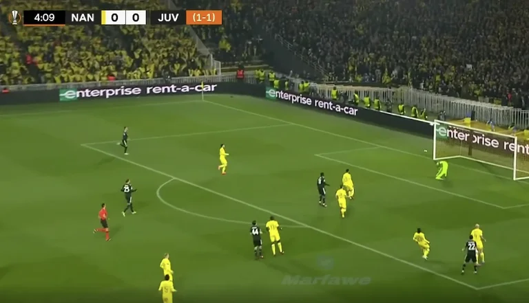 Outside the normals this goal from Di Maria turns every law of physics, see how the ball went to the gate