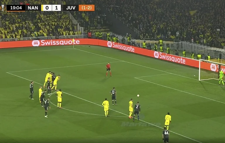 Rote Karte und Strafe in Europa League Spiel zwischen Nantes und Juventus