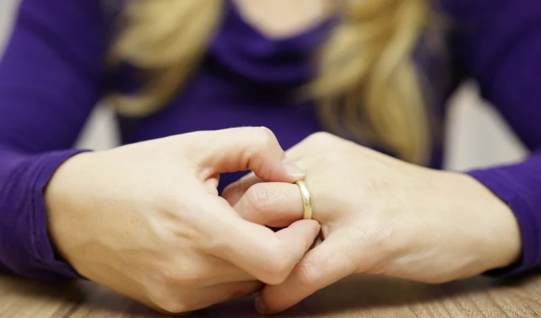 Ho perdonato l'uomo per il suo tradimento: posso combattere la donna che mi ha tradito?