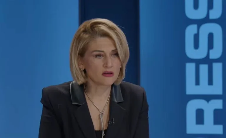 Mimoza Kusari félicite l'opposition : elle a changé ces derniers jours, peut-être l'influence internationale.