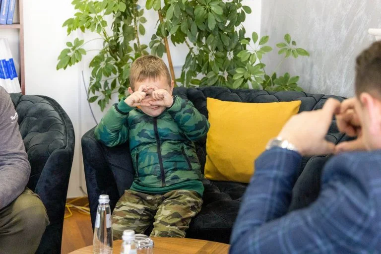 El alcalde de Scytheright recompensa al niño que ayudó con la pala durante el diluvio