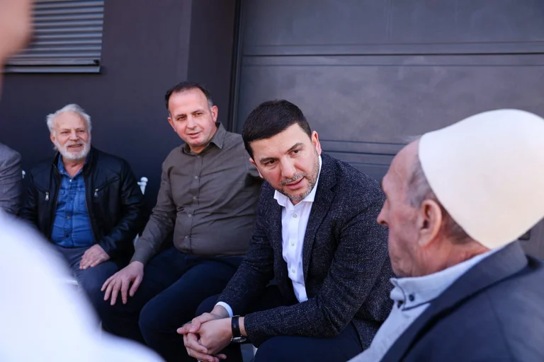 Krasniqi in Gjilan trifft Eltern junger Menschen aus Kosovo: Sie sind mit der Regierung ohne den Vizon enttäuscht.