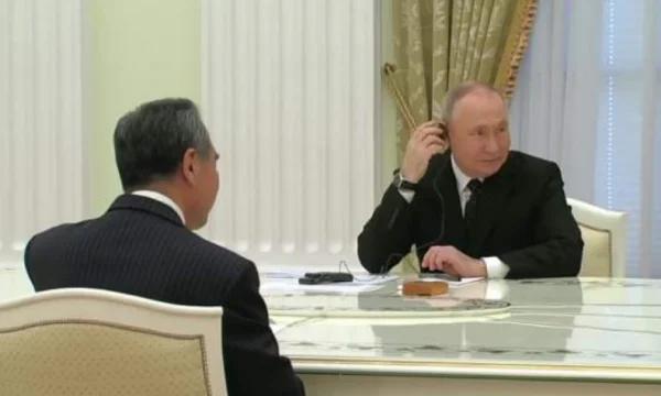 Putin incontra con il top diplomatico cinese Wang Yi a Mosca