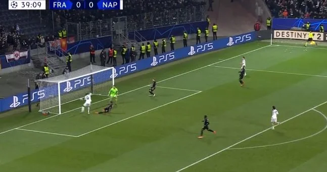 Naples fait son travail avec succès dans la Ligue des Champions d'Or de Francfort.