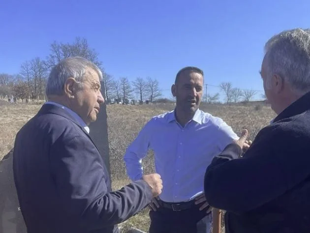 Anniversaire de la chute de Shaban Poluzaku et Mehmet Gradica, Haradinaj visite des membres de sa famille