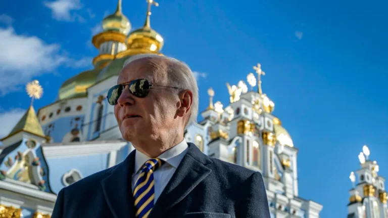 Después de visitar Ucrania, Biden también se queda en Polonia