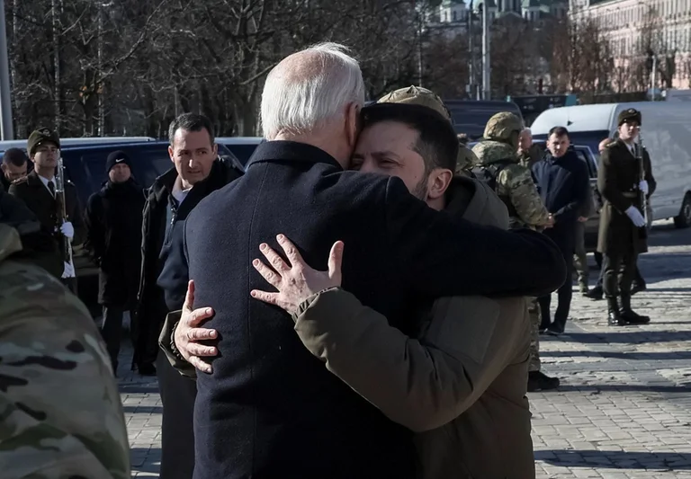 <x) ) Dietro le quinte della visita di Beden in Ucraina