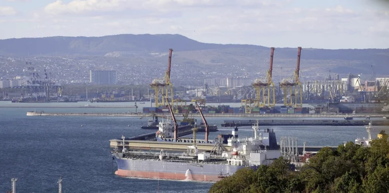 Albania blocks ship with 22.500 tonnes of oil smuggled from Russia