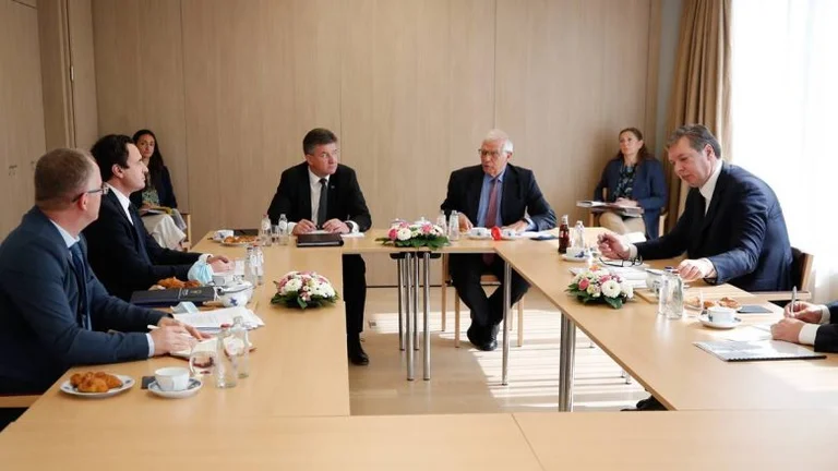Dialogu në mes të kaluarës së rëndë dhe të ardhmes së paqartë