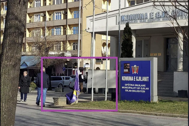 SKANDAL: Gjilan Gemeinde entweiht Kosovo Flagge