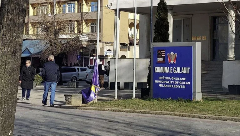 Matoshi: Le drapeau du Kosovo est délibérément profané, y a-t-il un procureur qui travaille consciemment à Gjilan?