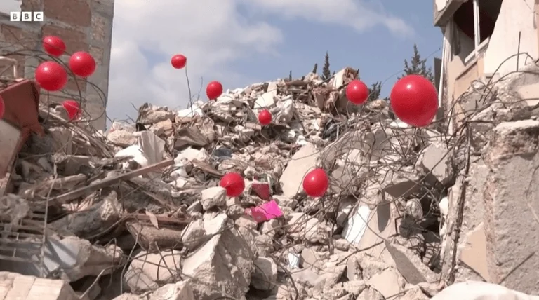 Türken platzieren rote Ballons auf Ruinen, um Kinder zu ehren, die aus Erdbeben starben