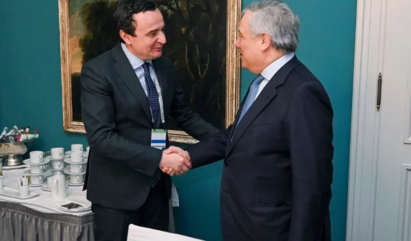 Kurt rencontre le diplomate italien, raconte de quoi ils ont parlé.