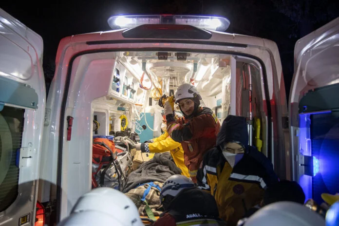 Sad, 13enne respira il suo ultimo respiro nell'ambulanza dopo essere uscito dalle macerie 13 giorni dopo.