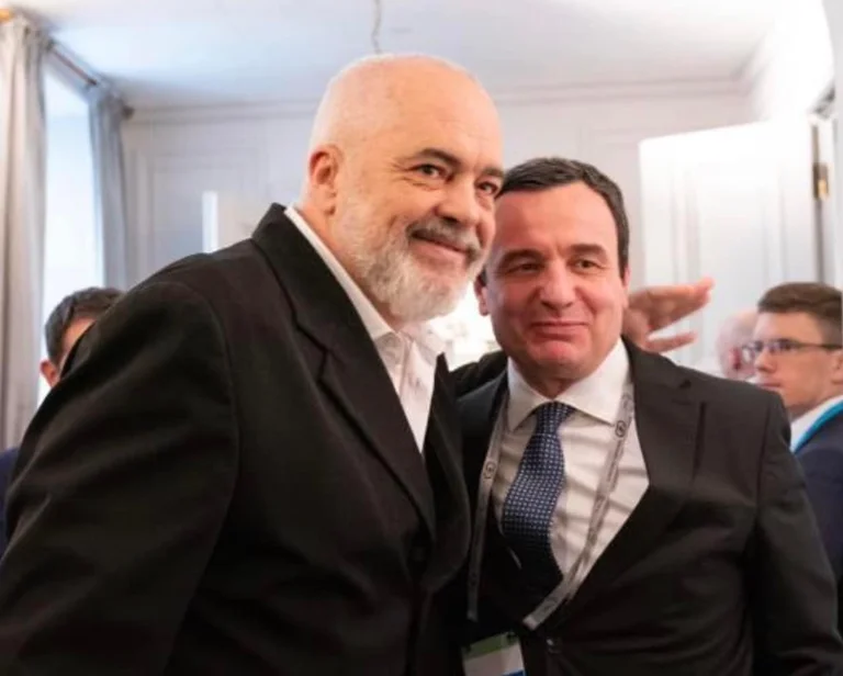 Rama pubblica foto con Kurt dalla Germania, con due bandiere di cuore