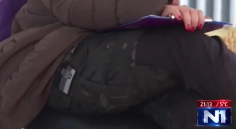 N1 journaliste de télévision est venu à Gracanica dans l'armée de Serbie, pantalon de drapeau