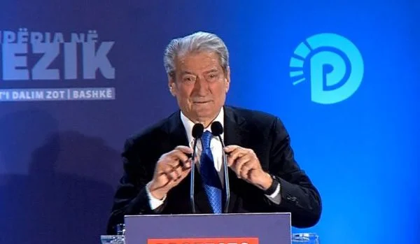 Sali Berisha në protestë: Bota sot po na sheh si njerëz të gomoneve