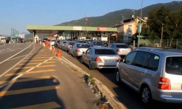 Mbi 50 mijë qytetarë të Kosovës drejt Shqipërisë gjatë vikendit, fluks automjetesh në Morinë