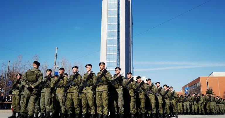 KSF, policía de Kosovo comienza el desfile en la plaza
