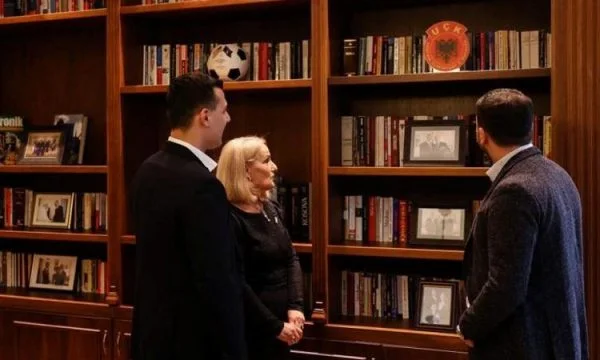 Krasniqi marca el Día de la Independencia por familias de ex líderes del KLA
