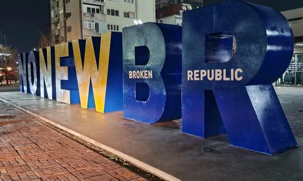 “Né”