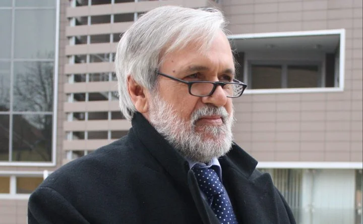 Tre akademikë: Mehmet Kraja të dorëhiqet urgjentisht, trashi turpin hap pas hapi