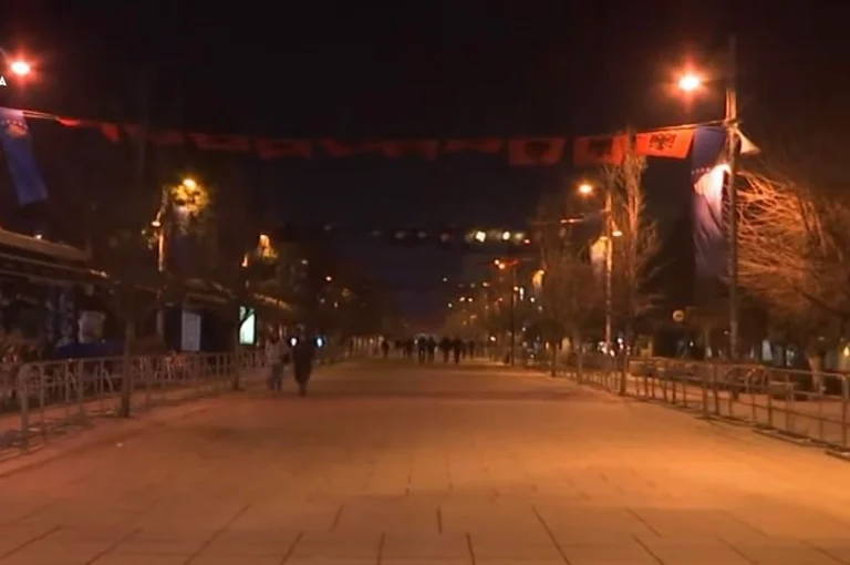 Quelques minutes avant la 17e année, la bannière de la capitale se termine
