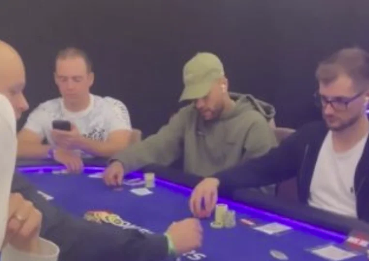 Neymar pronto olvida perder en Bayerni, verlo jugar poker