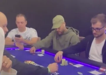 Neymar vergisst bald auf Bayerni zu verlieren, beobachtet ihn spielen Poker