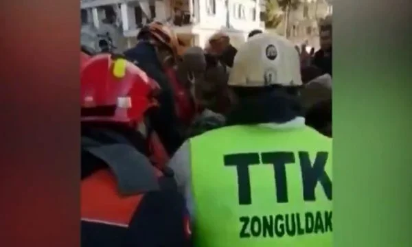 13 anni salvato dalle rovine in Turchia, 228 ore dopo il terremoto