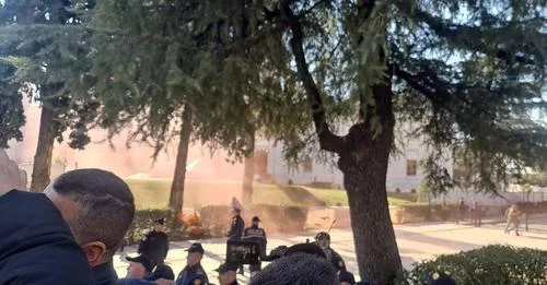 Opposizione protesta in Albania, fumo salta verso il parlamento
