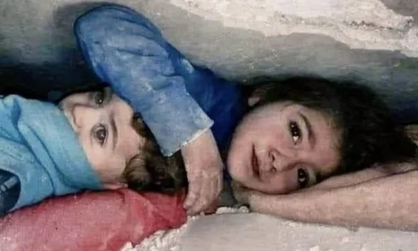 Protéger son frère des ruines, la petite Syrienne risque de perdre sa jambe.