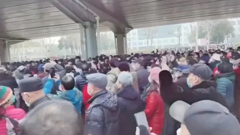 Les personnes âgées en Chine protestent contre la baisse des prestations de santé
