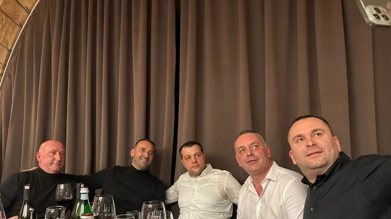 Daut Haradinaj festeggia con Shkelqim Devul, con un sindaco