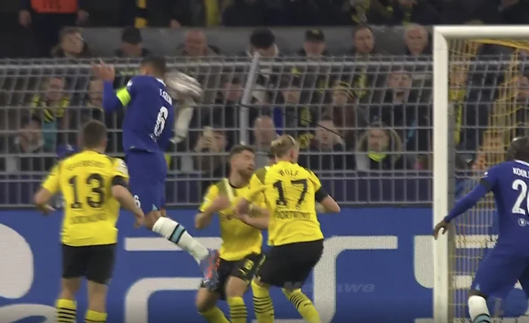 Il momento in cui Silva ha segnato al cancello di Dortmund, ma la palla è stata toccata a mano