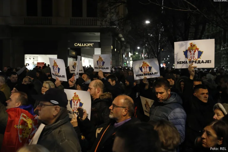 Formaggisti serbi con simboli di “Wagner” protesta contro il dialogo con il Kosovo