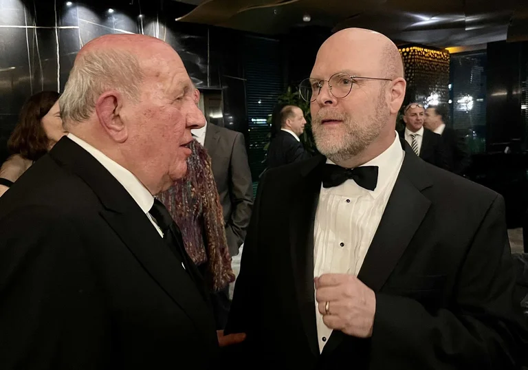 Hovenier rencontre Jim Xhema : Son engagement, démontrant nos liens étroits