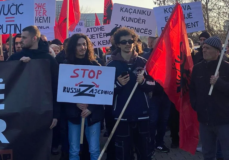 Début des manifestations étudiantes contre Zajednica
