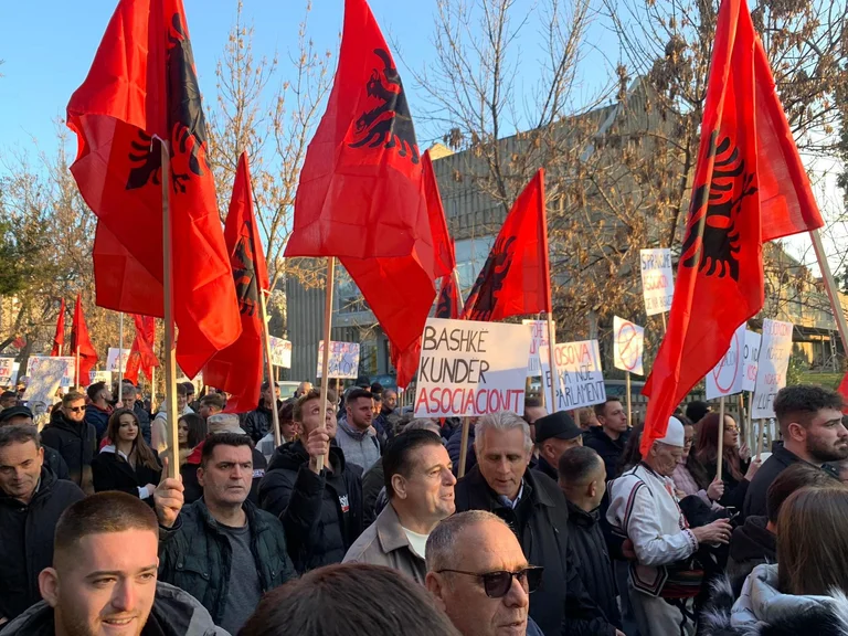 Agim Bahtiri und Speed Bulqi im Protestmarsch gegen Zajednica