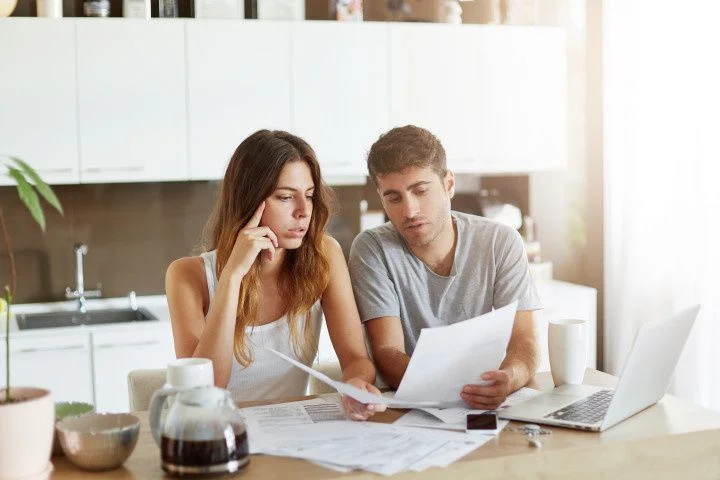Cinco preguntas clave sobre el dinero que debe hacer a su pareja antes de dar el siguiente paso!