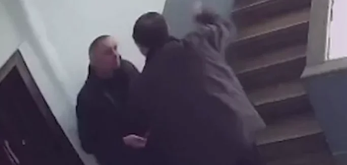 Albanien: Der Polizist lehnt sich an die Wand und schlägt den neuen (VIDEO)