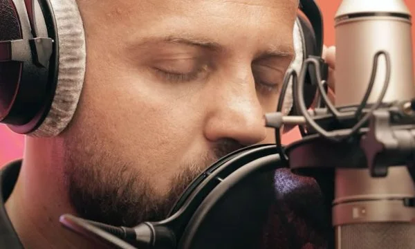 Dedication to Kiara for Valentine's Day is published by the full song of Luiz Angel (VIDEO)