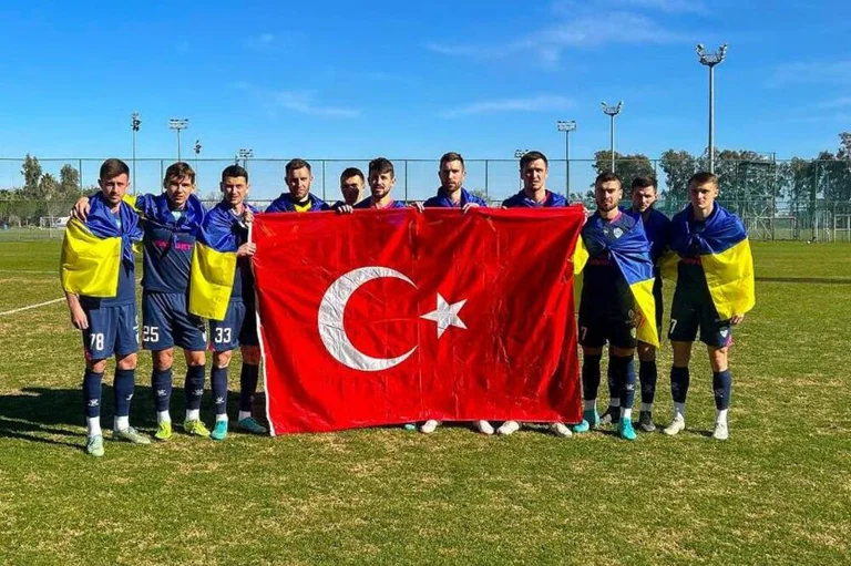 Grand Sher in Antalya während der Vorbereitungsphase, ukrainische Teamspieler schlagen mit Russischen