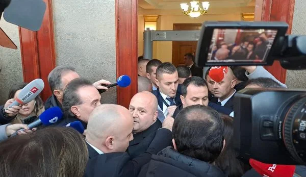 Tensions à l'entrée du Parlement albanais, les députés du PDD s'opposent à la garde