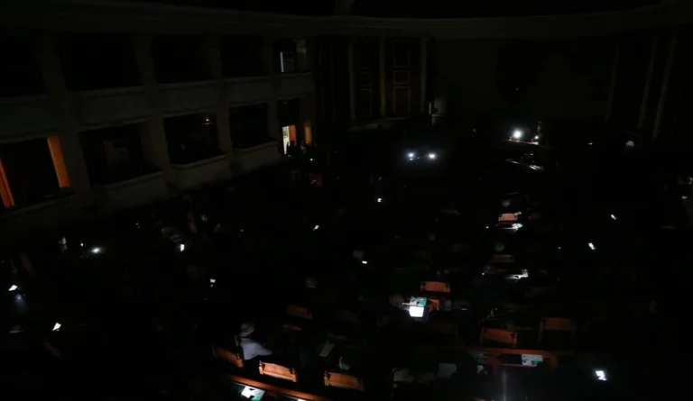 Manifestation de l'opposition en Albanie: River stoppe inside the Assembly Hall
