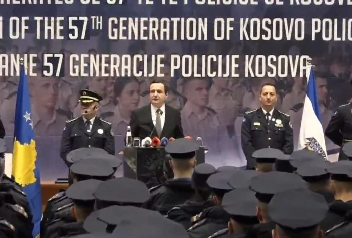 Kurt est également loué lors de la graduation de nouveaux policiers: Nom anti-crime partages