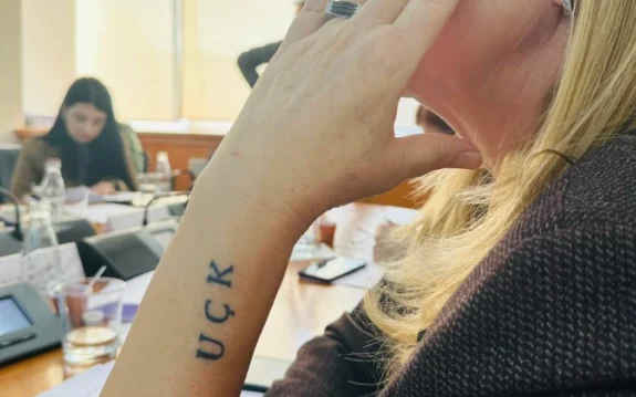 Kosovo Assembly MP macht Arm Tattoo mit KLA Inschrift