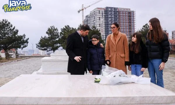 Krasniqi mit der Familie würdigt das Grab von Adem Demach: Sollte es September in Pristina geben